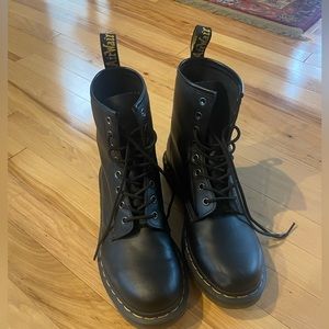 Dr. Martens 1460 smooth leather lace up boots, size 9, worn once